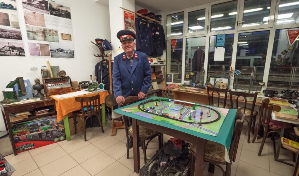 Un ceferist pensionat a creat un mic muzeu feroviar și a pus gara Bistriţa Nord în ghidul drumeţilor de pe Via Transilvanica 1103374