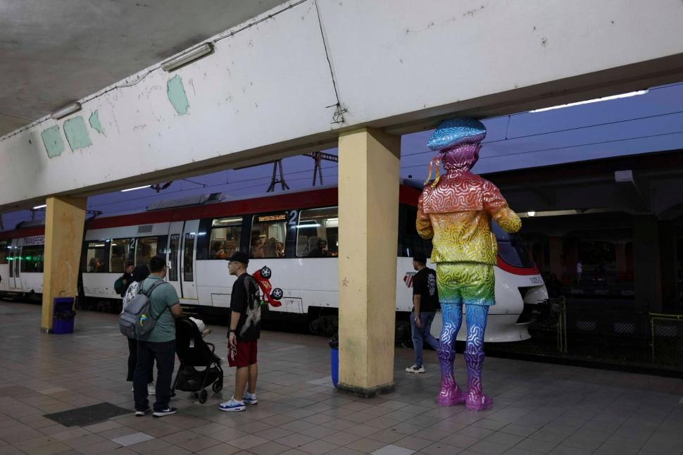 Scandal la Ploiești, statuia D-lui Goe a fost vopsită în culorile curcubelui. PSD le asociază cu mișcarea LGBT. Replica artistei 1103487