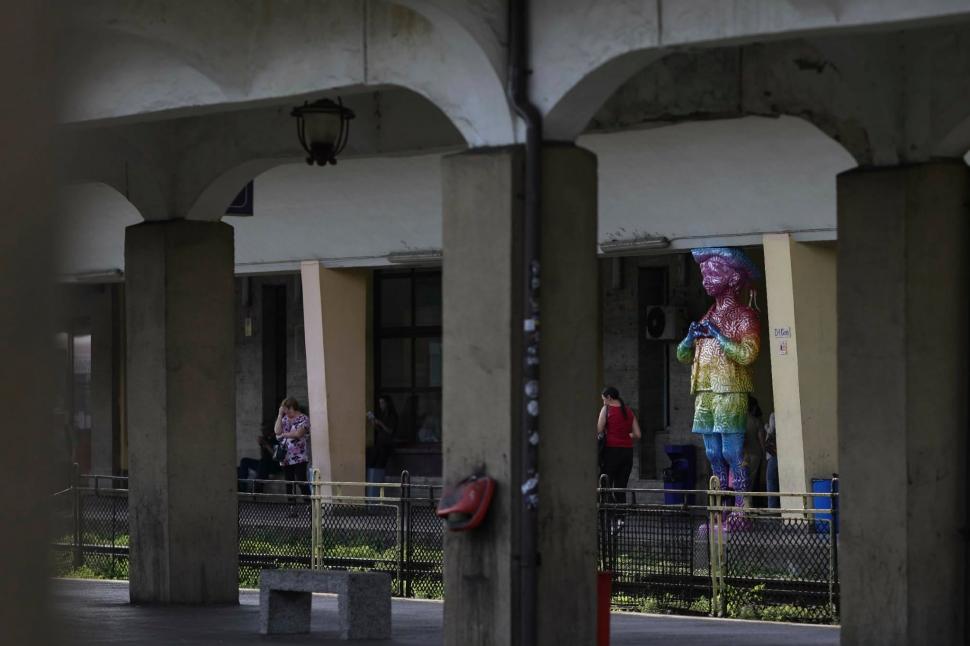 Scandal la Ploiești, statuia D-lui Goe a fost vopsită în culorile curcubelui. PSD le asociază cu mișcarea LGBT. Replica artistei 1103488
