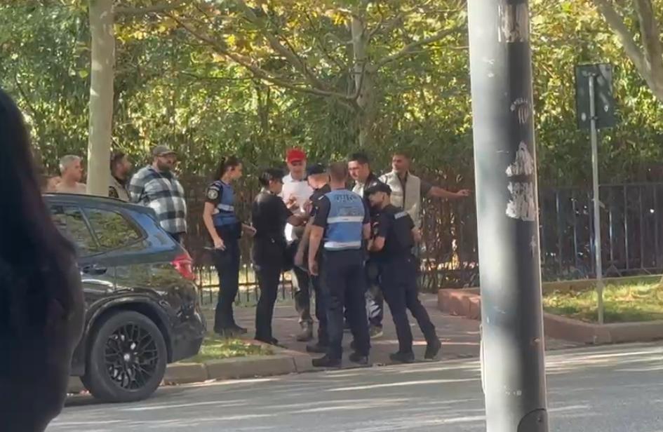 Măsuri speciale de securitate la DIICOT unde vor fi aduși la audieri Călin Georgescu și Cristela. S-au montat garduri de protecție 1103595