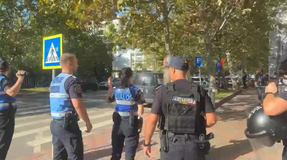 Măsuri speciale de securitate la DIICOT unde vor fi aduși la audieri Călin Georgescu și Cristela. Scandal între jandarmi și susținători 1103597