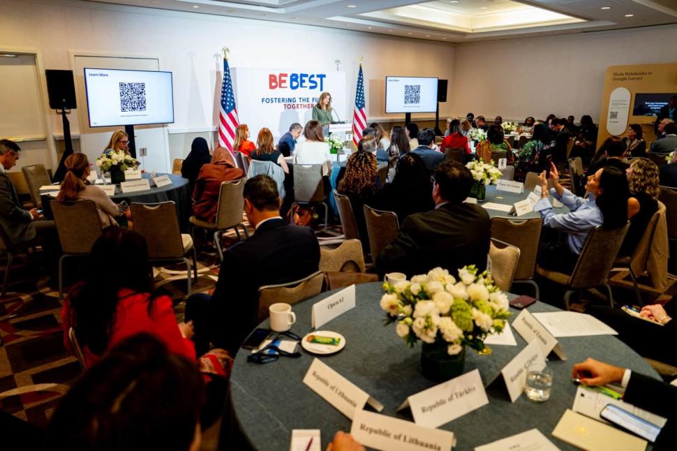 Mirabela Grădinaru a fost invitată, la New York, la o reuniune organizată de Melania Trump despre educația digitală a copiilor 1103831