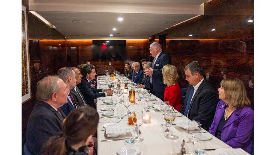 Nicușor Dan s-a întâlnit cu foşti ambasadori ai SUA, la New York: „Le-am mulţumit pentru contribuţia lor la promovarea României” 1103731