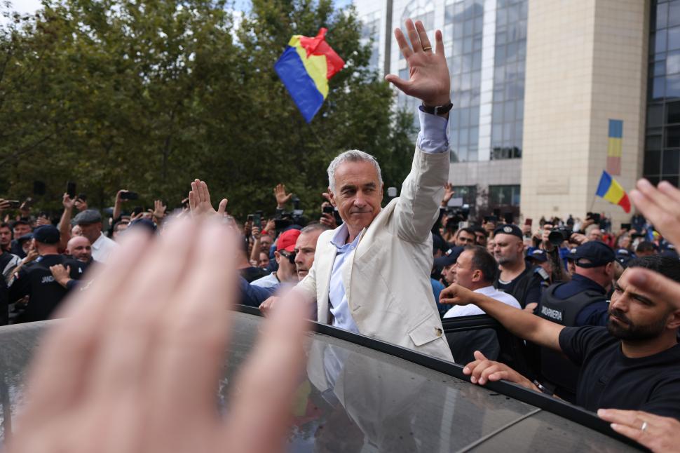 Călin Georgescu a plecat liber de la instanță, în aplauzele susținătorilor: „Șahul se joacă până cade regele” 1104059