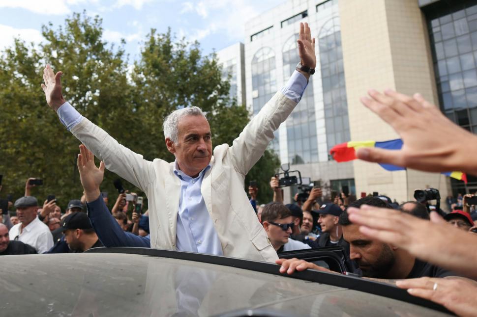 Călin Georgescu a plecat liber de la instanță, în aplauzele susținătorilor: „Șahul se joacă până cade regele” 1104062