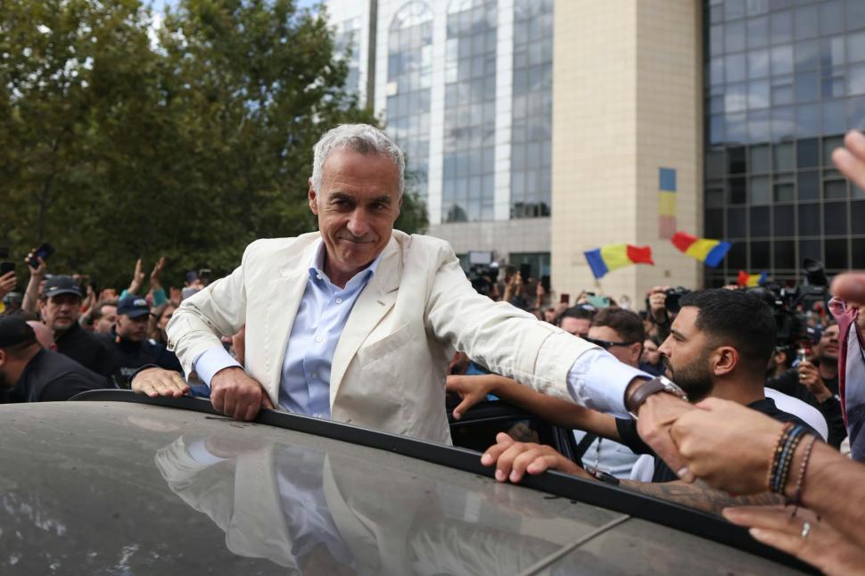 Călin Georgescu a plecat liber de la instanță, în aplauzele susținătorilor: „Șahul se joacă până cade regele” 1104064