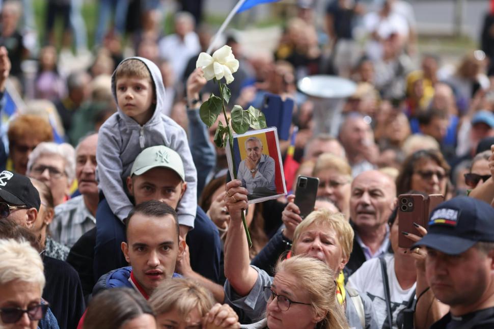 Călin Georgescu a plecat liber de la instanță, în aplauzele susținătorilor: „Șahul se joacă până cade regele” 1104067