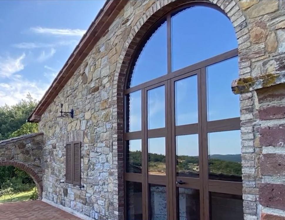 Imagini cu una dintre casele din Toscana, aflată pe lista lui Călin Georgescu. Are 7 dormitoare, piscină şi costă 1,2 milioane de euro 1104536