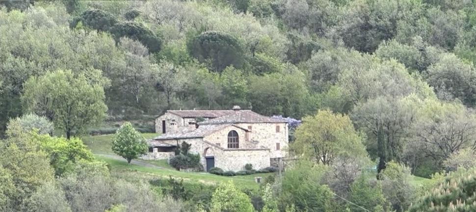 Imagini cu una dintre casele din Toscana, aflată pe lista lui Călin Georgescu. Are 7 dormitoare, piscină şi costă 1,2 milioane de euro 1104538