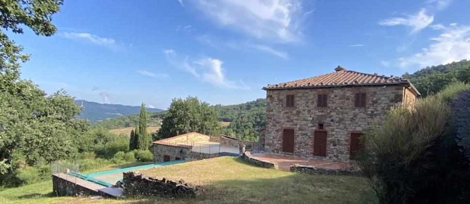 Imagini cu una dintre casele din Toscana, aflată pe lista lui Călin Georgescu. Are 7 dormitoare, piscină şi costă 1,2 milioane de euro 1104543