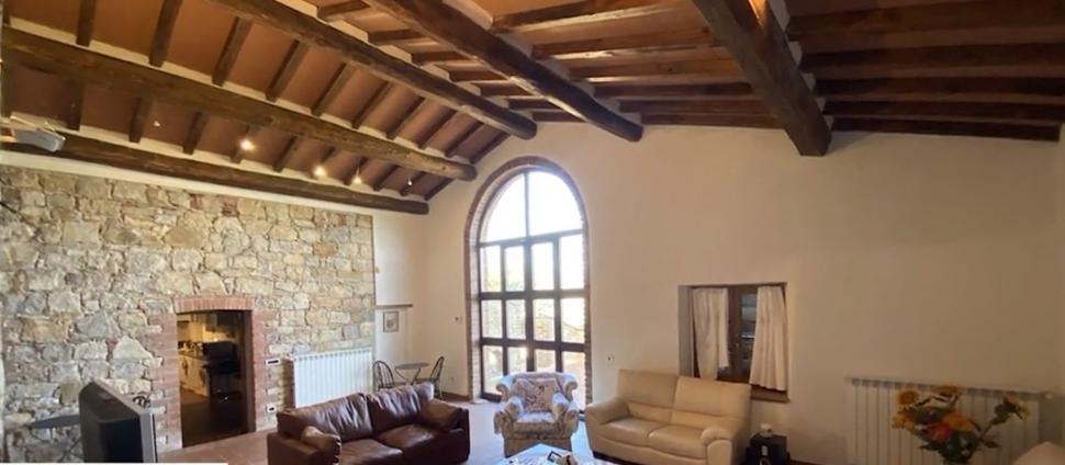 Imagini cu una dintre casele din Toscana, aflată pe lista lui Călin Georgescu. Are 7 dormitoare, piscină şi costă 1,2 milioane de euro 1104544