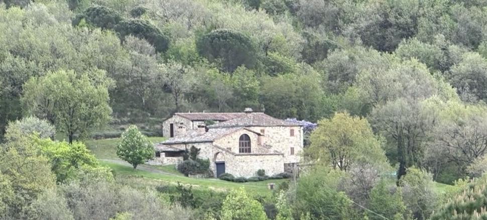Imagini cu una dintre casele din Toscana, aflată pe lista lui Călin Georgescu. Are 7 dormitoare, piscină şi costă 1,2 milioane de euro 1104545