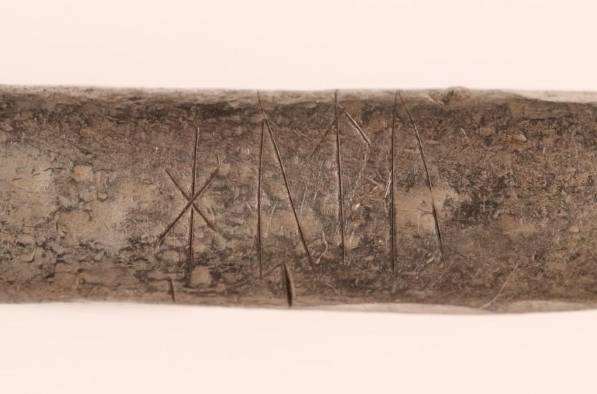Un bărbat care smulgea buruieni din curtea casei a găsit un vas de lut cu o comoară vikingă de 18 kg, veche de 1.000 de ani 1104373