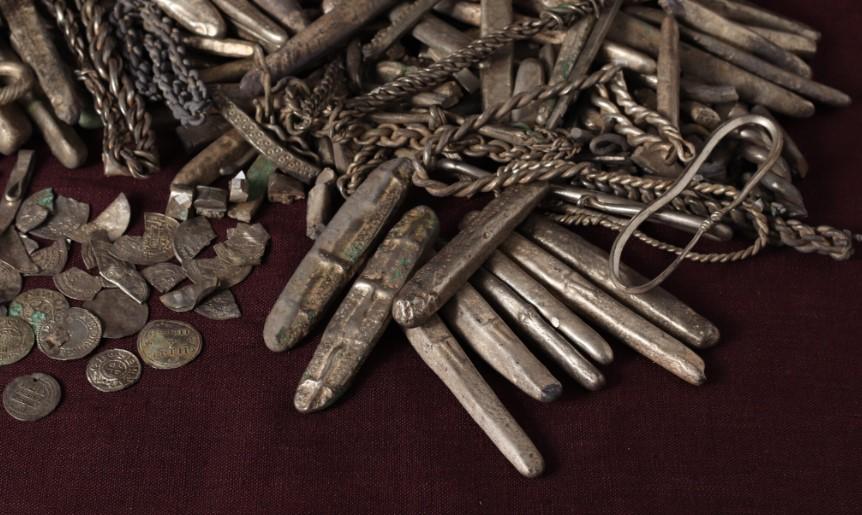 Un bărbat care smulgea buruieni din curtea casei a găsit un vas de lut cu o comoară vikingă de 18 kg, veche de 1.000 de ani 1104375