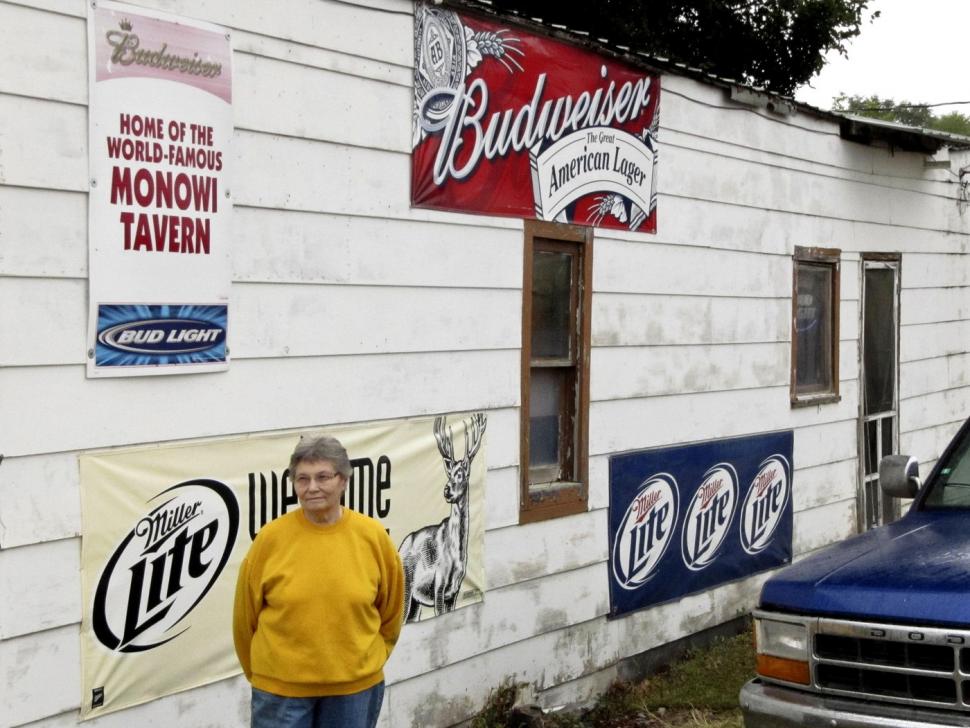 Bine ați venit în Monowi, Nebraska: populație 1. Elsie este, în același timp, primăriță, barmaniță și secretară și are 92 de ani 1104781