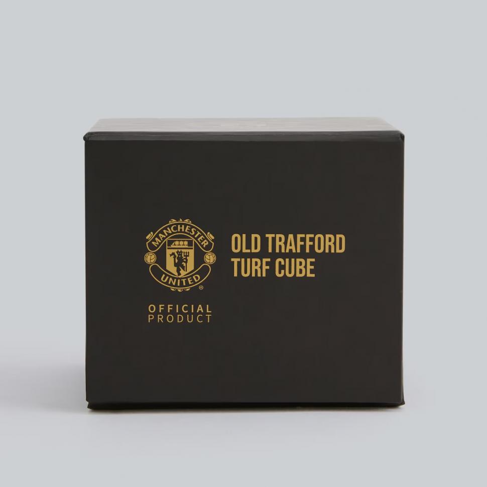 Manchester United a început să vândă bucăți de gazon de pe stadionul Old Trafford 1105024