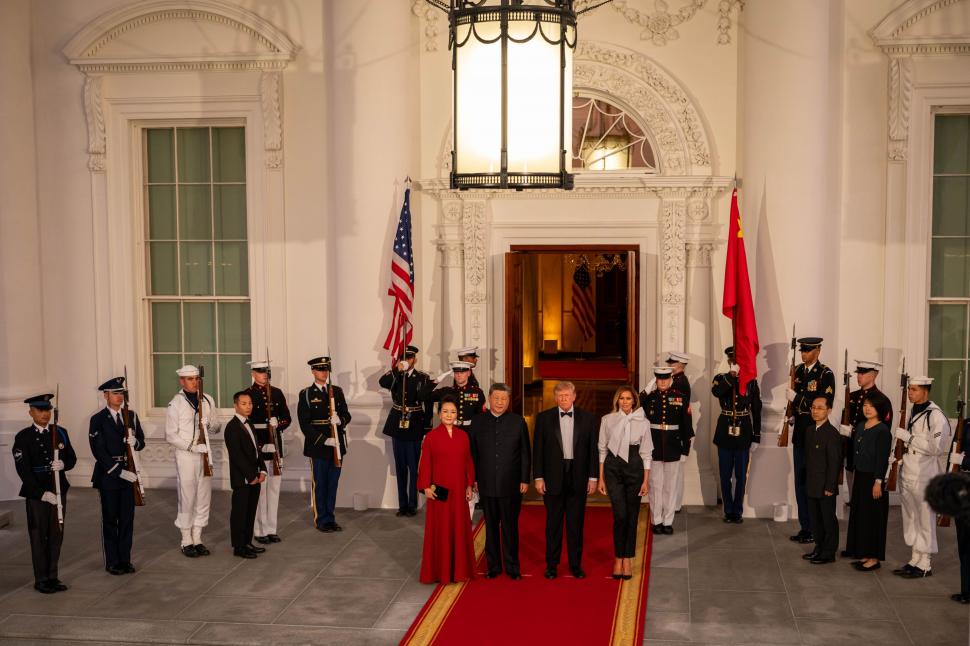 Melania Trump a stârnit controverse cu ţinuta aleasă pentru dineul cu Xi Jinping. Accesoriul care a făcut trimitere la cultura chineză 1105363