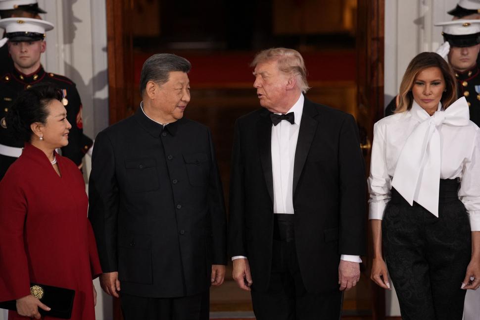 Melania Trump a stârnit controverse cu ţinuta aleasă pentru dineul cu Xi Jinping. Accesoriul care a făcut trimitere la cultura chineză 1105364