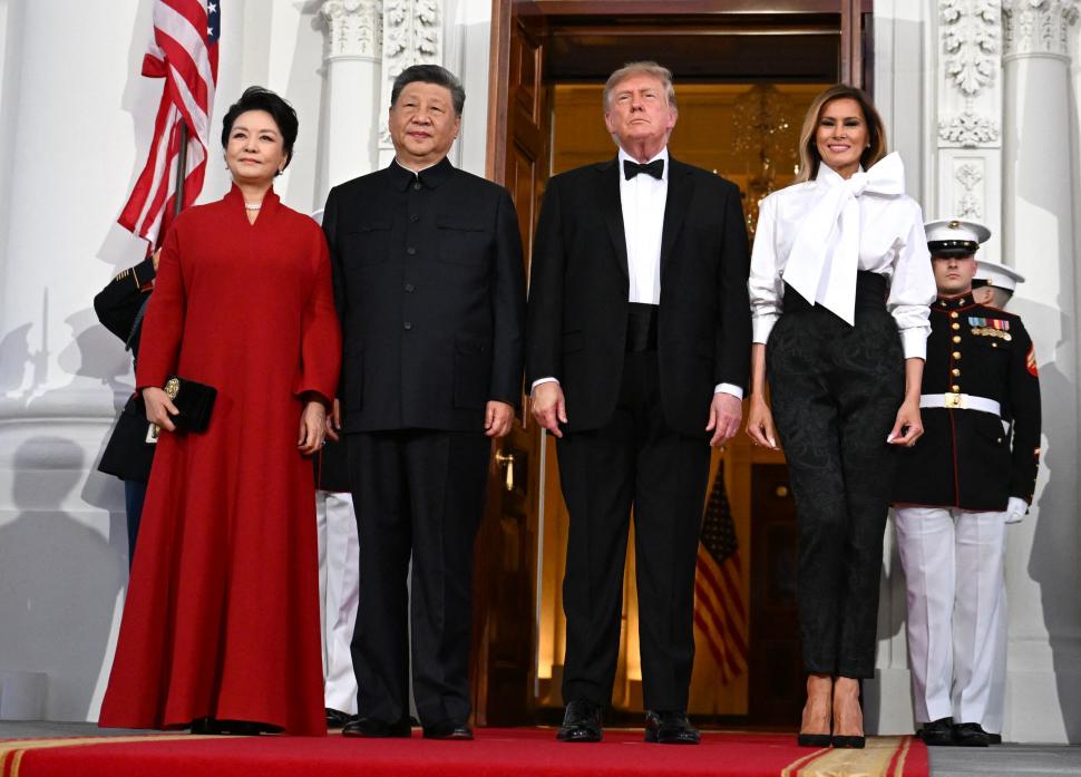 Melania Trump a stârnit controverse cu ţinuta aleasă pentru dineul cu Xi Jinping. Accesoriul care a făcut trimitere la cultura chineză 1105365