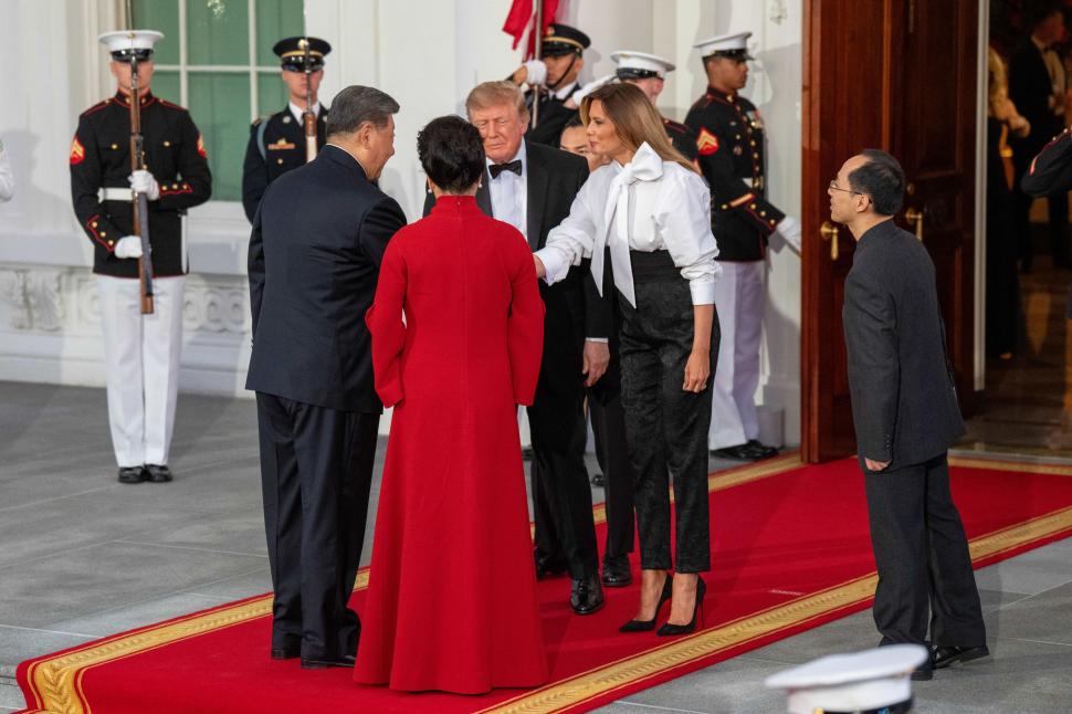Melania Trump a stârnit controverse cu ţinuta aleasă pentru dineul cu Xi Jinping. Accesoriul care a făcut trimitere la cultura chineză 1105366