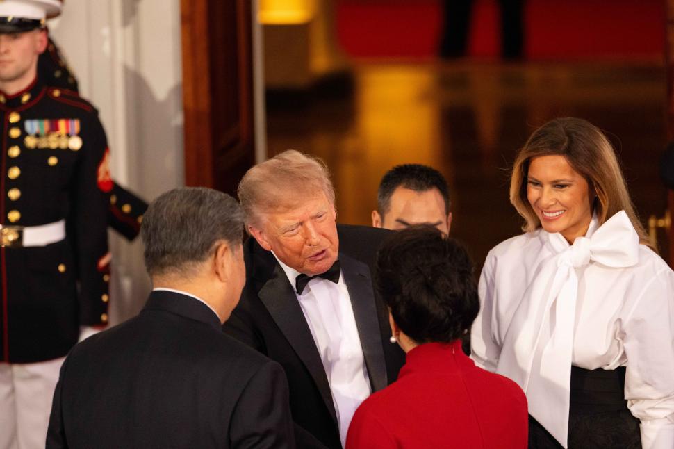 Melania Trump a stârnit controverse cu ţinuta aleasă pentru dineul cu Xi Jinping. Accesoriul care a făcut trimitere la cultura chineză 1105367