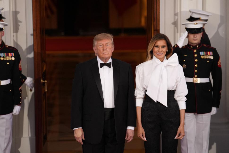 Melania Trump a stârnit controverse cu ţinuta aleasă pentru dineul cu Xi Jinping. Accesoriul care a făcut trimitere la cultura chineză 1105368