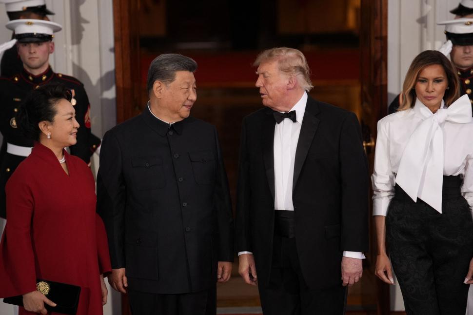 Melania Trump a stârnit controverse cu ţinuta aleasă pentru dineul cu Xi Jinping. Accesoriul care a făcut trimitere la cultura chineză 1105369