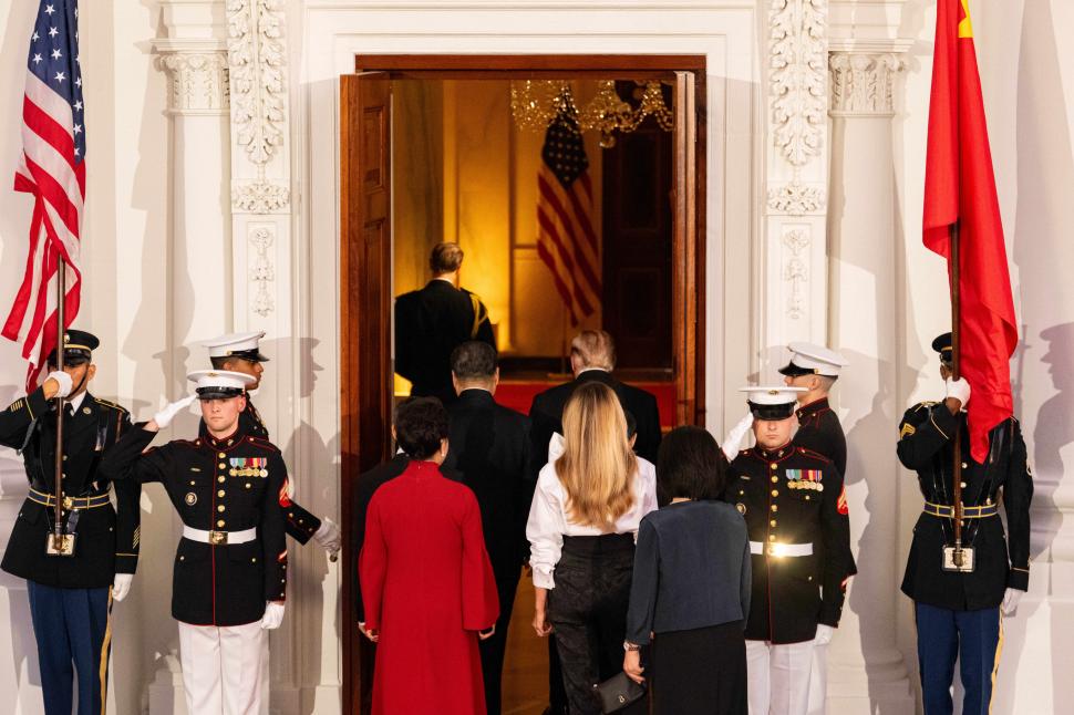Melania Trump a stârnit controverse cu ţinuta aleasă pentru dineul cu Xi Jinping. Accesoriul care a făcut trimitere la cultura chineză 1105370
