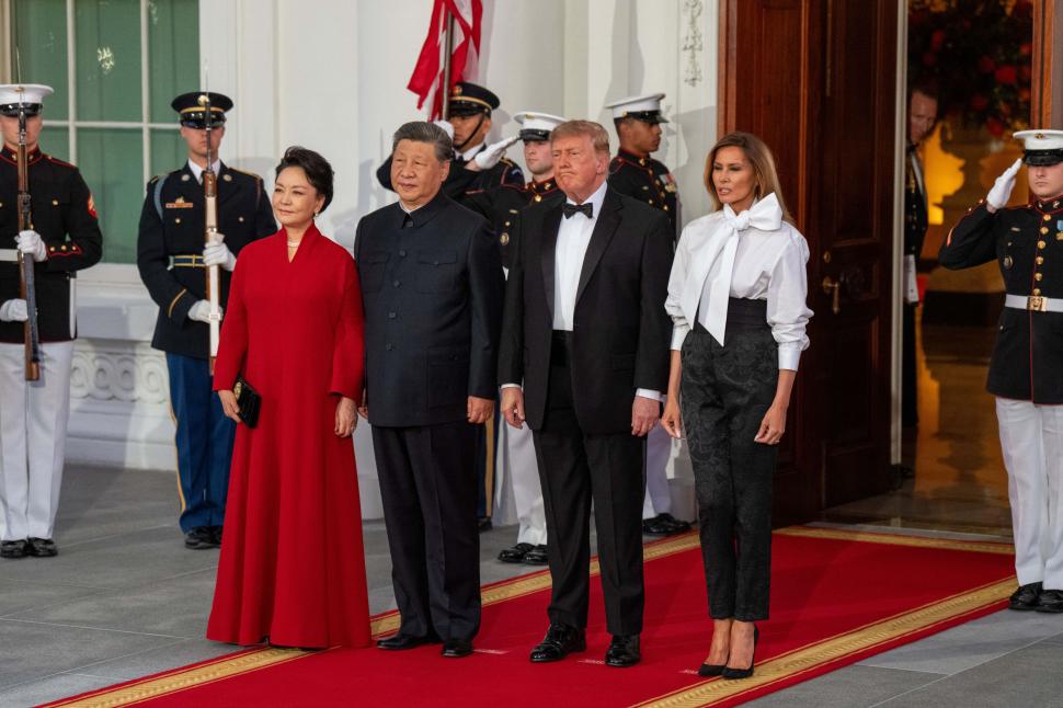 Melania Trump a stârnit controverse cu ţinuta aleasă pentru dineul cu Xi Jinping. Accesoriul care a făcut trimitere la cultura chineză 1105372