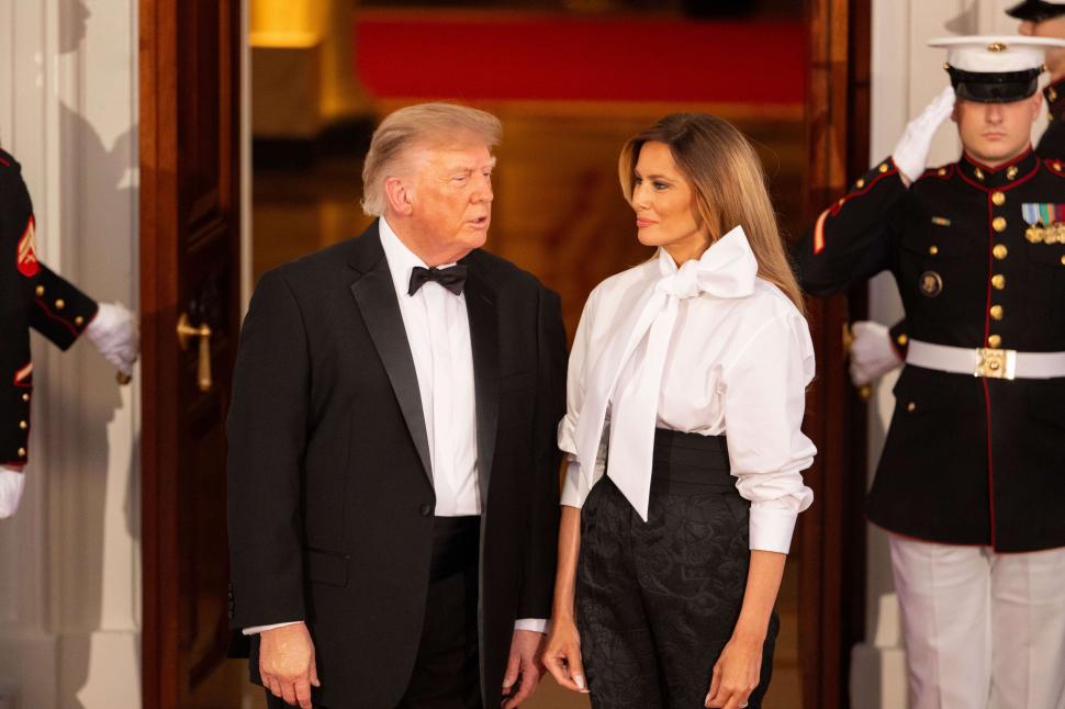 Melania Trump a stârnit controverse cu ţinuta aleasă pentru dineul cu Xi Jinping. Accesoriul care a făcut trimitere la cultura chineză 1105374