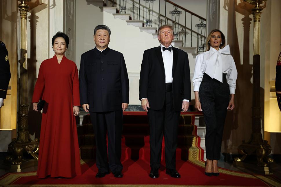 Melania Trump a stârnit controverse cu ţinuta aleasă pentru dineul cu Xi Jinping. Accesoriul care a făcut trimitere la cultura chineză 1105377