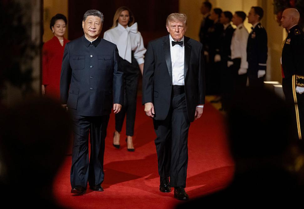 Melania Trump a stârnit controverse cu ţinuta aleasă pentru dineul cu Xi Jinping. Accesoriul care a făcut trimitere la cultura chineză 1105378