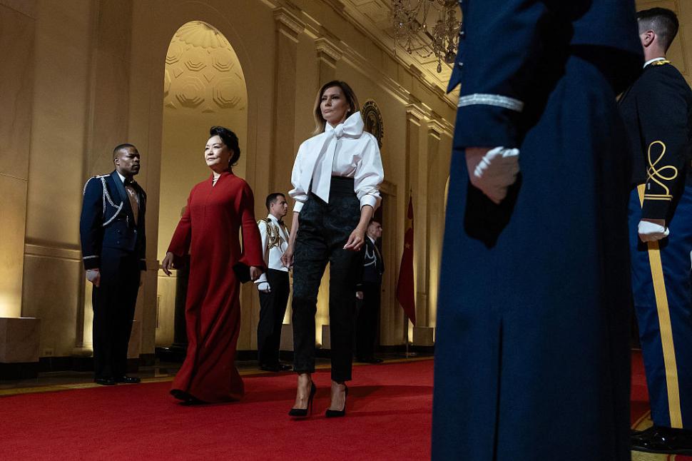 Melania Trump a stârnit controverse cu ţinuta aleasă pentru dineul cu Xi Jinping. Accesoriul care a făcut trimitere la cultura chineză 1105379