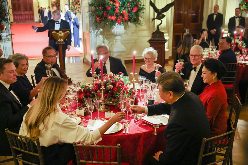 Melania Trump a stârnit controverse cu ţinuta aleasă pentru dineul cu Xi Jinping. Accesoriul care a făcut trimitere la cultura chineză 1105380