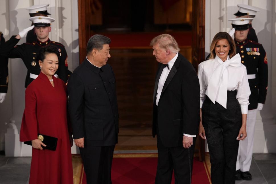 Melania Trump a stârnit controverse cu ţinuta aleasă pentru dineul cu Xi Jinping. Accesoriul care a făcut trimitere la cultura chineză 1105381