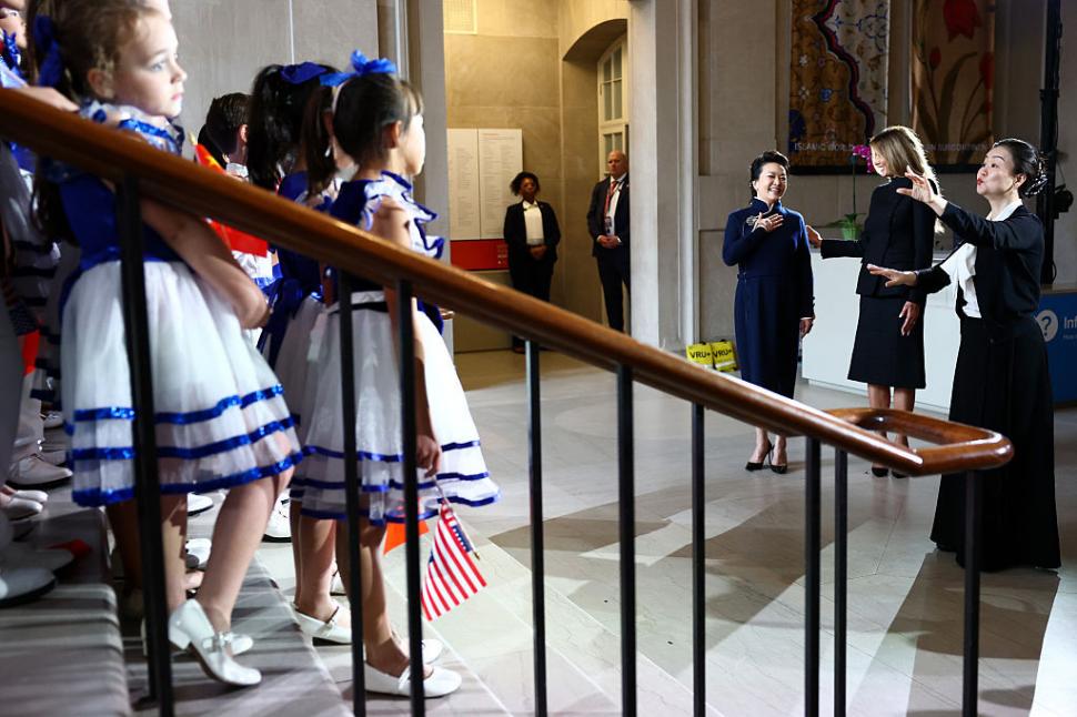 Reuters: Prima doamnă a Chinei, Peng Liyuan, a cucerit publicul american prin „soft power”. A vorbit fără traducător și a cântat  1105154