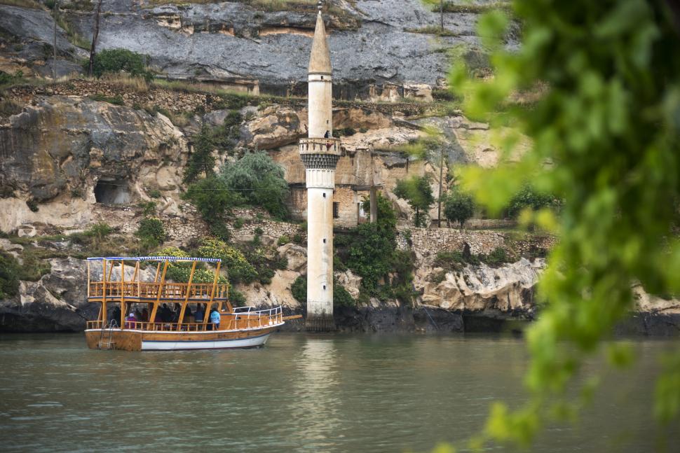 Singurul loc din lume unde cresc natural trandafiri negri este un oraș pe jumătate scufundat, la câteva ore distanță de România 1105139