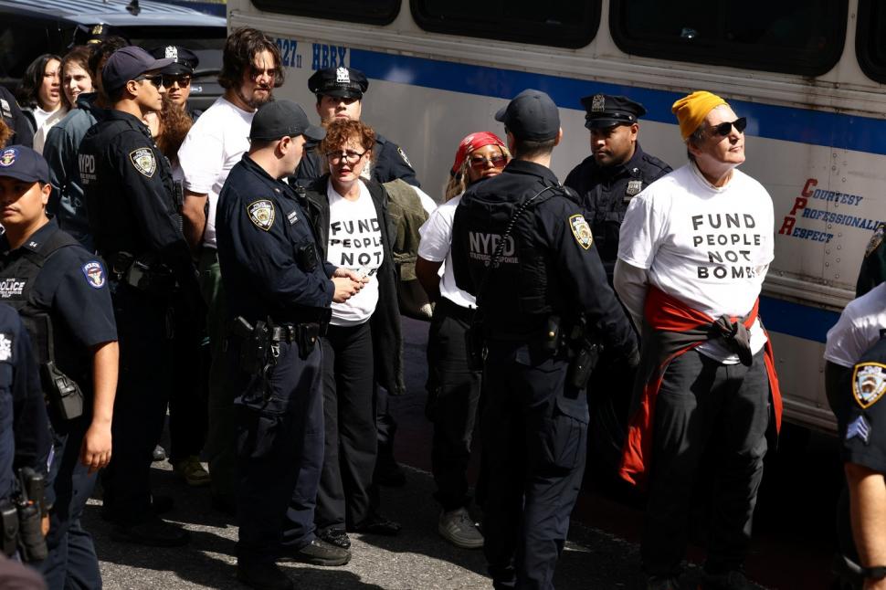 Susan Sarandon și alte celebrități au fost arestate în New York, la un protest anti-Netanyahu: „Bibi” a stârnit revoltă și în sala ONU 1105207