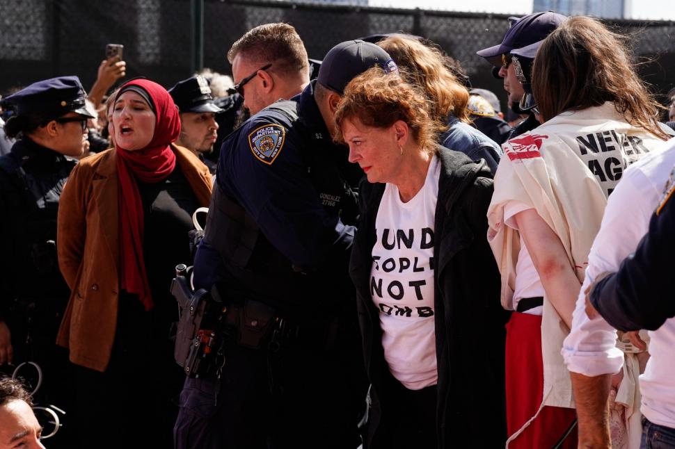 Susan Sarandon și alte celebrități au fost arestate în New York, la un protest anti-Netanyahu: „Bibi” a stârnit revoltă și în sala ONU 1105208