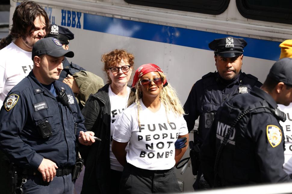 Susan Sarandon și alte celebrități au fost arestate în New York, la un protest anti-Netanyahu: „Bibi” a stârnit revoltă și în sala ONU 1105213