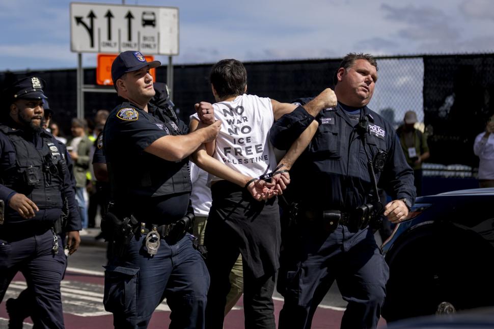 Susan Sarandon și alte celebrități au fost arestate în New York, la un protest anti-Netanyahu: „Bibi” a stârnit revoltă și în sala ONU 1105215