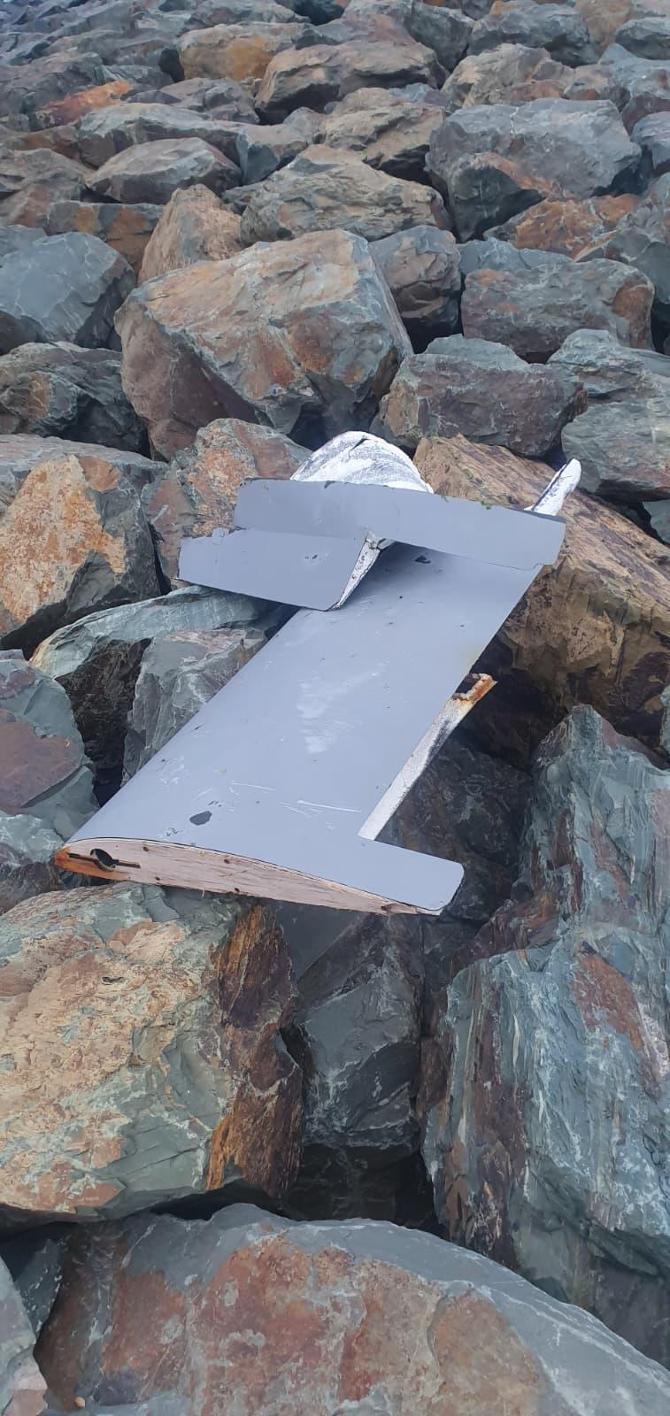 Un obiect suspect s-a agățat în stabilopozii de la Agigea. Resturile seamănă cu o dronă aeriană 1105411