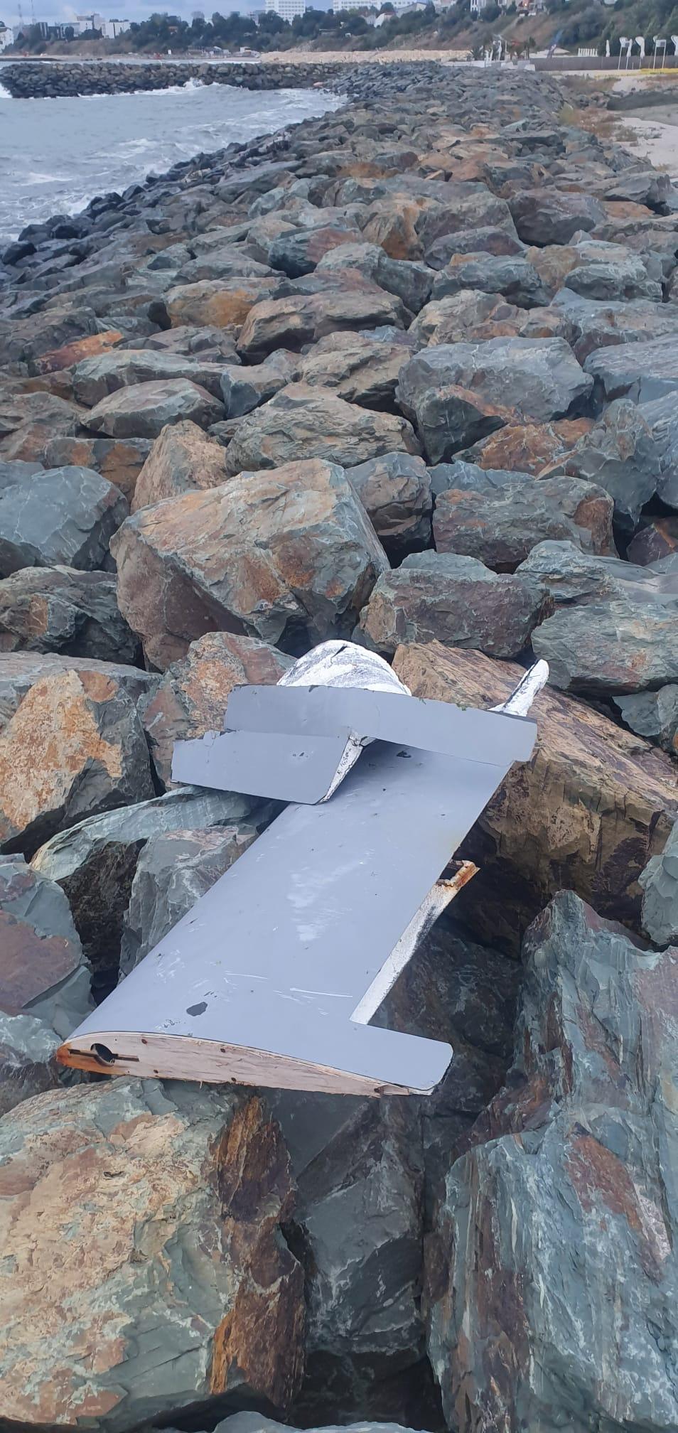 Un obiect suspect s-a agățat în stabilopozii de la Agigea. Resturile seamănă cu o dronă aeriană 1105412