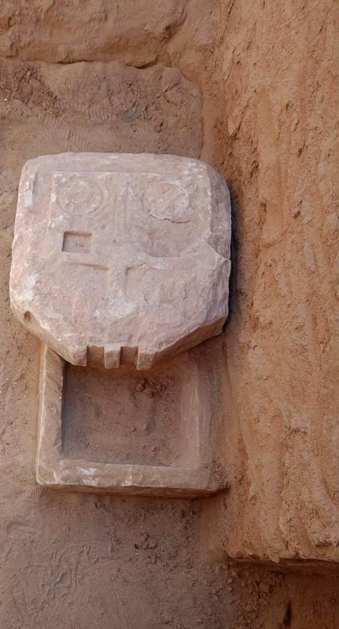 O piramidă veche de 1.700 de ani a fost descoperită în Egipt. O poezie în limba greacă şi o monedă de bronz, găsite în interior 1105525