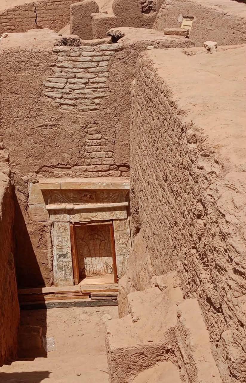 O piramidă veche de 1.700 de ani a fost descoperită în Egipt. O poezie în limba greacă şi o monedă de bronz, găsite în interior 1105526