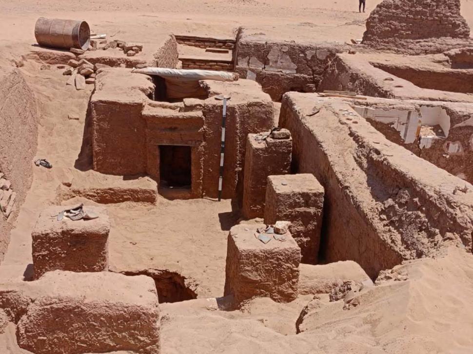 O piramidă veche de 1.700 de ani a fost descoperită în Egipt. O poezie în limba greacă şi o monedă de bronz, găsite în interior 1105528