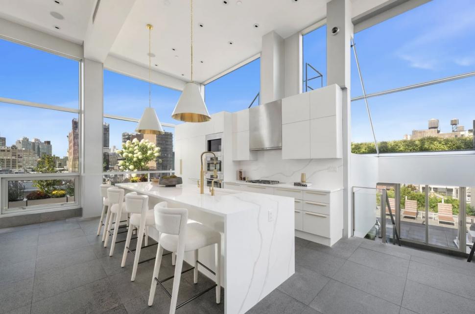 În 2010, Thierry Henry a plătit 14.850.000 de $ pe un penthouse și apartamentul de sub el. Le-a unit într-un triplex, iar acum îl vinde 1105840