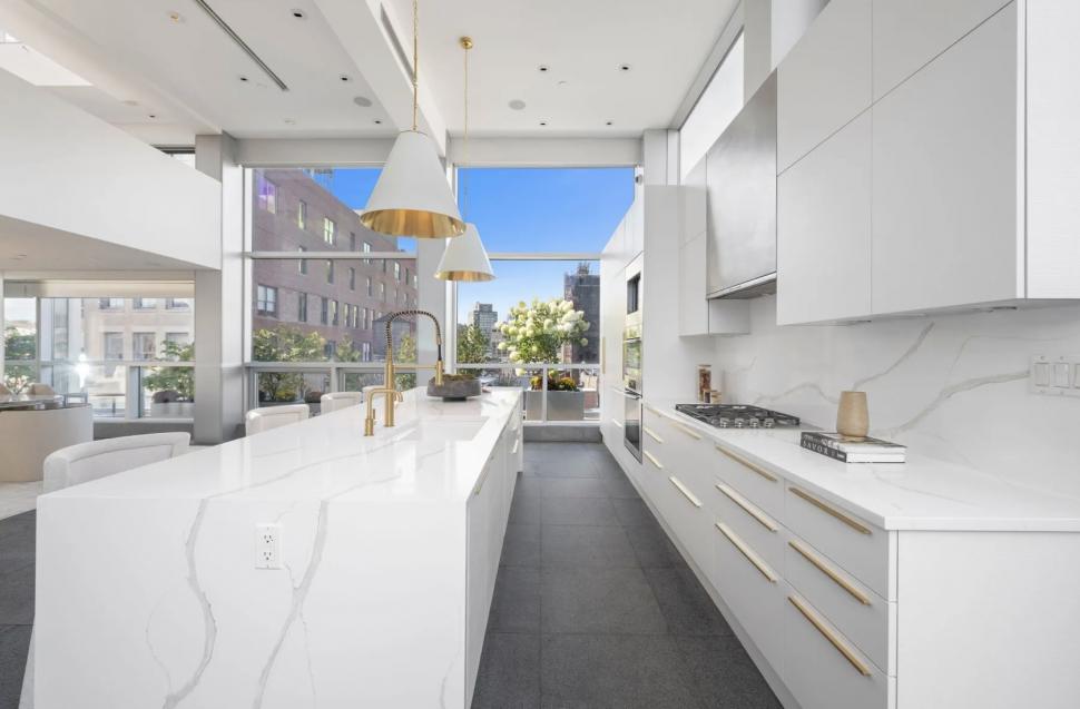 În 2010, Thierry Henry a plătit 14.850.000 de $ pe un penthouse și apartamentul de sub el. Le-a unit într-un triplex, iar acum îl vinde 1105841