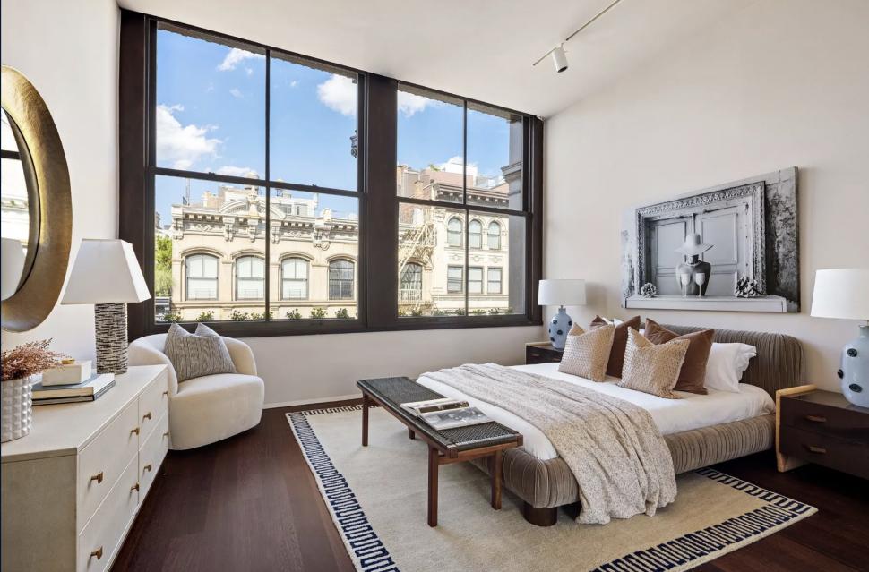 În 2010, Thierry Henry a plătit 14.850.000 de $ pe un penthouse și apartamentul de sub el. Le-a unit într-un triplex, iar acum îl vinde 1105842