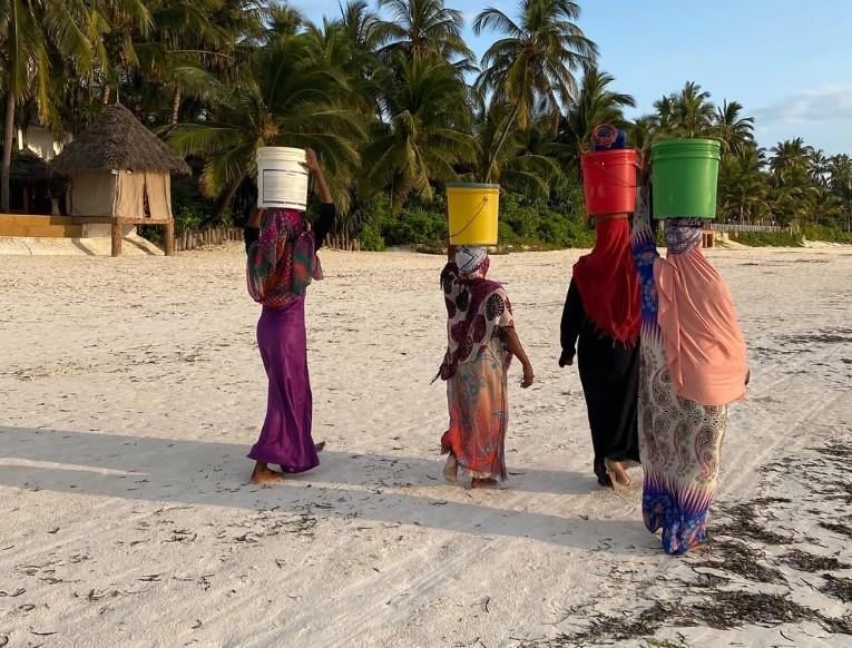 O femeie a vândut tot ca să se mute în Zanzibar, iar după 2 ani a aflat cum este, de fapt, să trăiești acolo  1105866